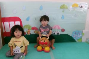 壁面の前で写真をとる1歳児
