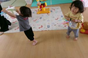 風鈴を持つ1歳児