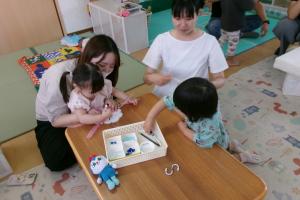 親子で制作をしている様子