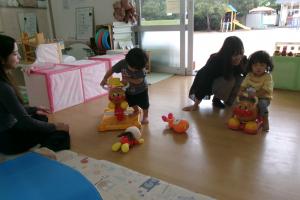 親子で遊ぶ様子