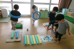 子どもがセンサリーマットで遊んでいる