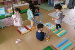 センサリーマットで遊ぶ２歳児