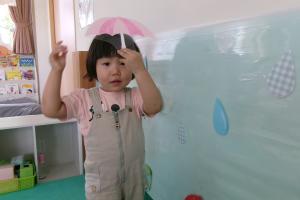 壁面制作で遊ぶ２歳児