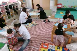 制作をする親子の様子