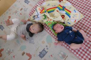 寝転んでいる０歳児