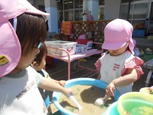 泥んこ遊びをしています