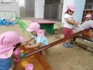 トイに水を流して遊んでいます