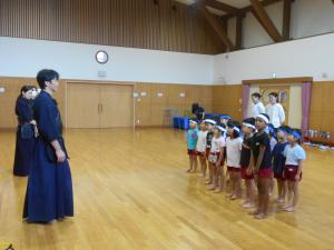 剣道の先生に挨拶しています