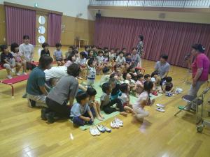3歳児がアサギマダラのお話を聞いています