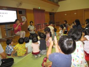 みんなで話を聞いています
