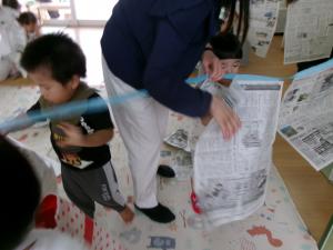 新聞紙遊びをしている様子