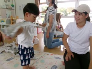 新聞紙を破る子ども