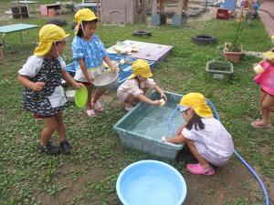 4歳児園庭の掃除の様子