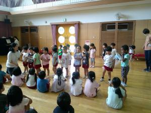 3歳児歌っています