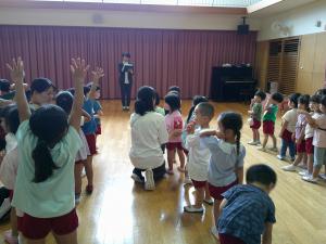 園長先生の話を聞いてます