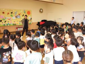 終業式の話を聞いています