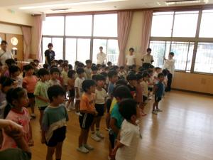 終業式で話を聞いています