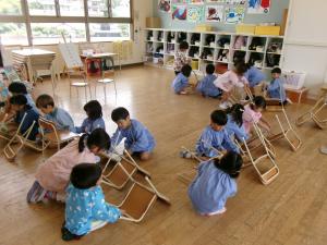 ひまわり組　椅子を雑巾で拭いています