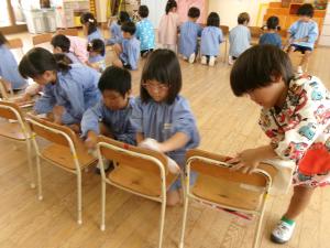 ひまわり組　雑巾で椅子を拭いています