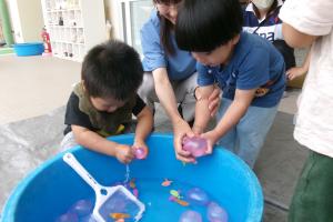 水風船で遊ぶ子ども達
