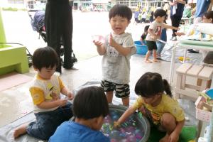 水風船で遊ぶ子ども達