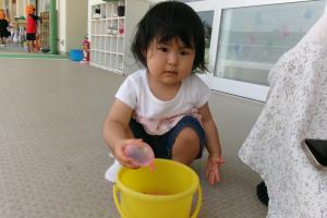 水風船で遊ぶ子ども
