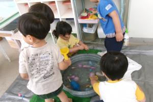 水風船で遊ぶ子ども達