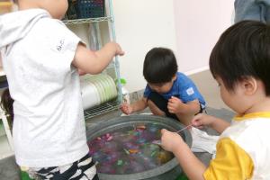 水風船で遊ぶ子ども達