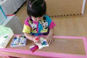 短冊に絵をかく子ども