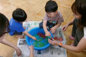 寒天遊びをする子ども達