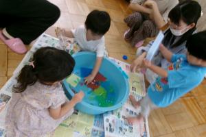 寒天遊びをする子ども達
