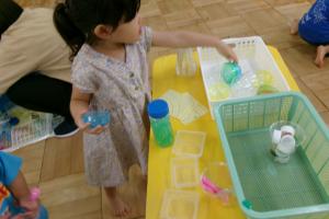 素材を選ぶ子ども