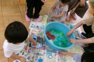寒天で遊ぶ子ども達