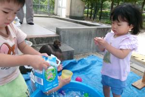 水遊びをする子ども達