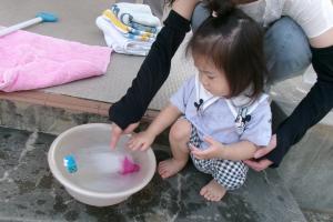 氷を触る子ども