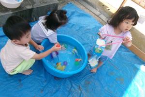 水遊びをする子ども達