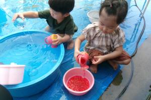 水遊びをする子ども達