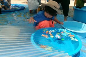波板にボールを転がす子ども