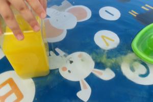 水に色水が滲む様子