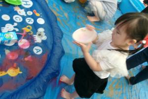 色水で遊ぶ子ども