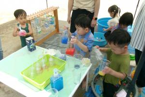 色水で遊ぶ子ども達