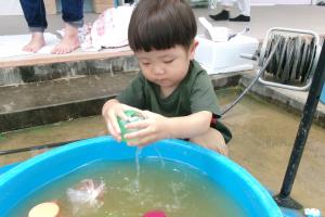 水遊びをする子ども