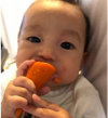 にんじんを食べる赤ちゃん