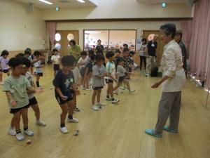 地域の方と一緒　お手玉遊び