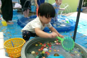 スーパーボールをすくう子ども