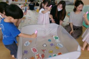 魚釣りのおもちゃで遊ぶ子ども達