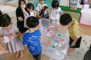 魚釣りのおもちゃで遊ぶ子ども達