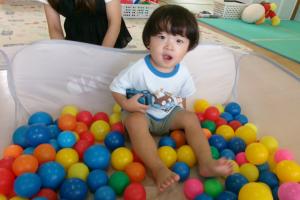 ボールプールで遊ぶ子ども