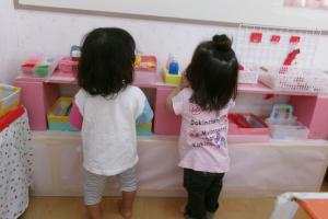 ままごとをする子ども達