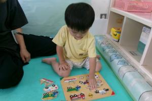 パズルをする子ども